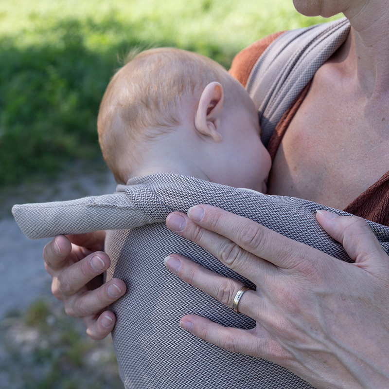 Nekrolletjes voor extra ondersteuning in een geweven draagdoek voor de nek van de baby