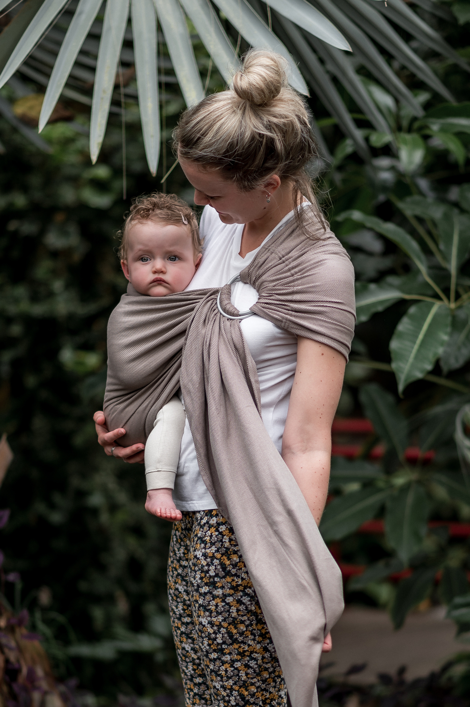 Ringsling in een mooie bruine gemeleerde kleur, natuurlijke tinten en van biologisch katoen. Voor het dragen van je baby of peuter. 